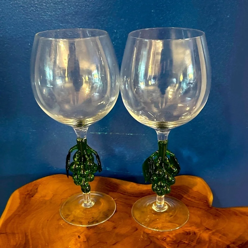 Set of 2 Elegant Wine Glasses with Hand Blown Glass Green Grape Stems